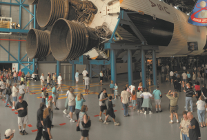 El Kennedy Space Center Visitor Complex lleva a los visitantes de regreso a la Luna con la reapertura del Centro Apollo / Saturno V