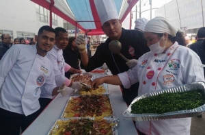 M&aacute;s de mil cocineros participaron en la elaboraci&oacute;n de  &ldquo;El lomo saltado mas grande de Lima sur&rdquo;