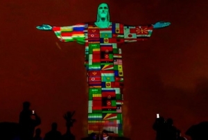 El Cristo Redentor de Brasil se visti&oacute; con las banderas de pa&iacute;ses afectados por el nuevo coronavirus (V&Iacute;DEOS)