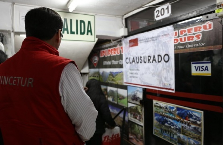 Golpe a la informalidad en Cusco y Lima: cierran agencias de turismo y sancionan a taxistas informales