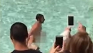 Cientos de turistas lanzaban monedas cuando apareci&oacute; una sorpresa desnuda en la Fontana di Trevi