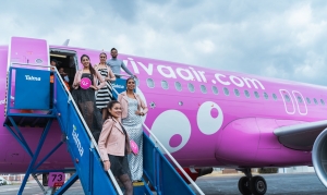 Viva Air present&oacute; un desfile de modas a bordo del &ldquo;Gigante Rosa&rdquo; para promover la lucha contra el c&aacute;ncer de mama