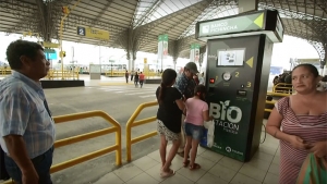 Botellas por pasajes: la idea implementada en un terminal de buses de Guayaquil para cuidar el medio ambiente