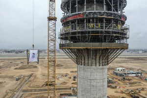 Culmin&oacute; instalaci&oacute;n de la &uacute;ltima estructura met&aacute;lica de la nueva Torre de Control del Jorge Ch&aacute;vez