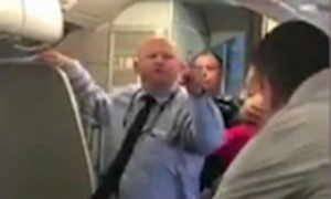 Auxiliar de vuelo de American Airlines agrede a una mujer antes de despegar (V&Iacute;DEO)