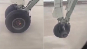 Pasajero grab&oacute; el momento en el que un avi&oacute;n perd&iacute;a una rueda durante el despegue (V&Iacute;DEO)
