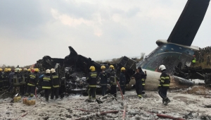 Al menos 50 muertos tras estrellarse un avi&oacute;n con 71 personas a bordo en el aeropuerto de Katmand&uacute;