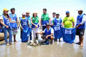 Ministerio del Ambiente y municipio realizan limpieza en balneario de Huanchaco