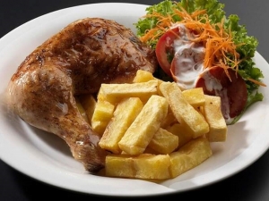 D&iacute;a del Pollo a la brasa tradicional plato bandera que se ha convertido en uno de nuestros favoritos
