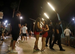 Turistas de Alemania y Reino Unido sin mascarilla ni distancia causan disturbios en Espa&ntilde;a