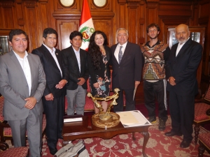 Congreso de la Rep&uacute;blica condecora a V&iacute;ctor R&iacute;mac y a la asociaci&oacute;n de gu&iacute;as de monta&ntilde;a del Per&uacute;