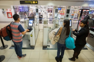 200,000 pasajeros realizaron en segundos su control migratorio en aeropuerto Jorge Ch&aacute;vez