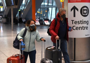 Colas de hasta seis horas en el aeropuerto de mayor tr&aacute;fico de Reino Unido por los controles del COVID-19