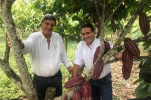 Presentan en Expo Amaz&oacute;nica el libro &ldquo;Cacao Tesoro de la Amazon&iacute;a&rdquo;