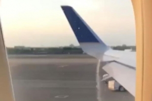 Cancelan vuelo de United Airlines despu&eacute;s de un pasajero ver una fuga de combustible en el ala