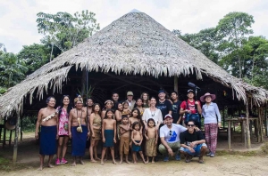 Visitando a los JIBAROS cerca al R&iacute;o Mom&oacute;n