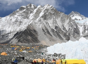 Nepal reabre el acceso al monte Everest tras estar cuatro meses cerrado por el covid-19