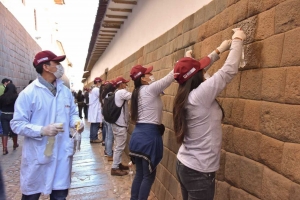 Universitarios limpian muros incas en centro hist&oacute;rico de Cusco