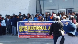 Profesores en huelga tomaron aeropuerto de Arequipa