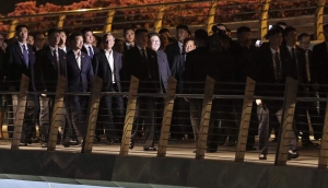 Kim Jong-un sale a hacer turismo nocturno y se toma 'selfie' en Singapur