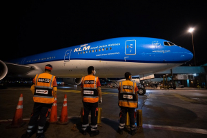 Cuarto lote de 50 mil vacunas de Pfizer arrib&oacute; en vuelo de KLM