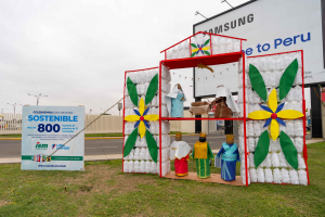 Transforman m&aacute;s de 800 botellas de pl&aacute;stico de 7 litros en un gran retablo navide&ntilde;o
