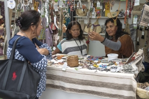 Mujeres del Bajo Urubamba buscan conquistar mercados con sus artesan&iacute;as