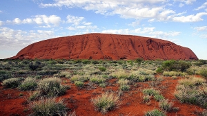 Enorme monolito sagrado de Australia enfrenta crisis por culpa de los turistas y la basura que dejan a su paso