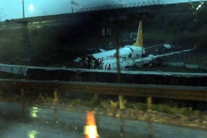 Un avi&oacute;n con 177 personas a bordo se parte en tres tras salirse de la pista en Estambul y deja al menos 52 heridos (V&Iacute;DEO)