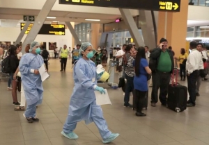 Pasajeros quedaron varados en el aeropuerto Jorge Ch&aacute;vez tras cierre de fronteras por coronavirus