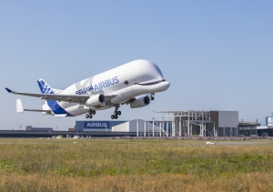El primer BelugaXL despega en su vuelo inaugural