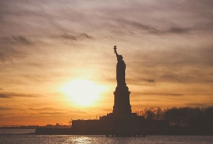 Estados Unidos planea exigir prueba de vacunaci&oacute;n para el ingreso