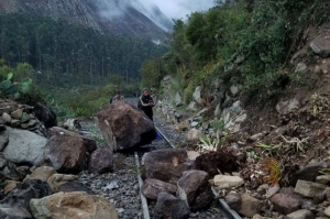 Derrumbe de rocas bloquea la v&iacute;a f&eacute;rrea Ollantaytambo-Machu Picchu
