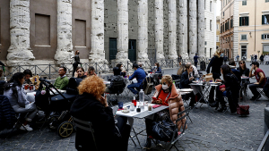 Contagios de covid-19 vuelven a aumentar en Europa luego de seis semanas de descenso