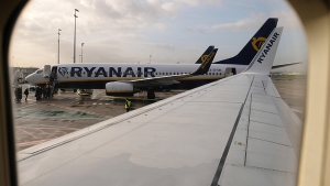 Se aburri&oacute; de esperar: Pasajero abri&oacute; la salida de emergencia y se baj&oacute; del avi&oacute;n por el ala (V&Iacute;DEO)