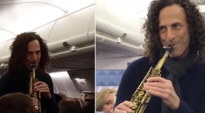 Kenny G da un concierto sorpresa a los pasajeros de un avi&oacute;n para recaudar dinero contra el c&aacute;ncer (V&Iacute;DEO)