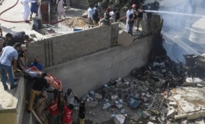 Avi&oacute;n con 107 personas a bordo se estrella en un barrio residencial en Pakist&aacute;n