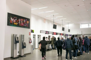 Inauguran en el Aeropuerto de Cajamarca una muestra permanente de obras del artista cajamarquino Joan Alfaro, representante de la Marca Per&uacute;