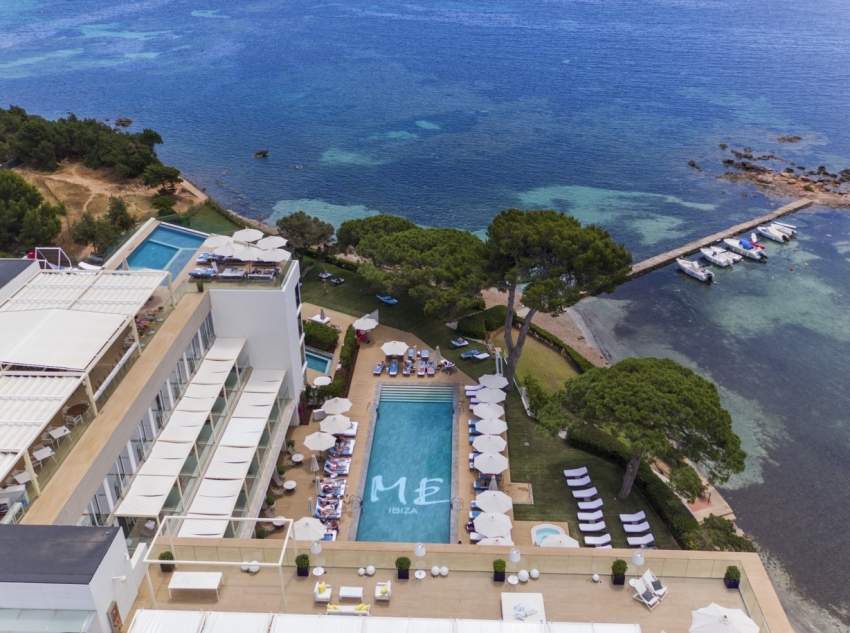 ME IBIZA celebra la nueva temporada de verano con el Pop-up de &Aacute;ngel Le&oacute;n