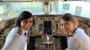 La imagen de las pilotos madre e hija que triunfa en las redes sociales