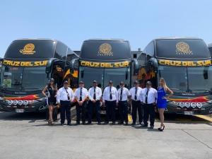 Cruz del Sur renueva flota con buses Mercedes-Benz