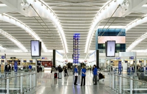 Aeropuertos europeos preparan medidas para levantar el vuelo tras coronavirus