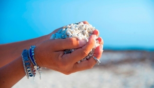 Turistas franceses podr&iacute;an pasar a&ntilde;os en prisi&oacute;n por robar arena de playa en Italia