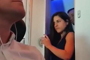 Pareja es grabada saliendo del ba&ntilde;o de un avi&oacute;n y su cara los delata (V&Iacute;DEO)