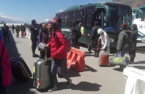 Polic&iacute;a brinda transporte gratuito a turistas afectados por paro en el Cusco