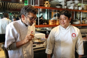 Chef peruano ense&ntilde;a a preparar cebiche a famoso dise&ntilde;ador de modas