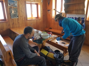 Gu&iacute;as de monta&ntilde;a rescatan con vida a turista espa&ntilde;ol accidentado en el nevado Huascar&aacute;n
