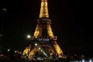 La torre Eiffel rinde homenaje a los h&eacute;roes que luchan contra el coronavirus (V&Iacute;DEO)