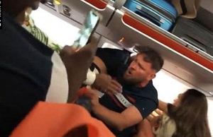 Mujer en estado de ebriedad gener&oacute; pelea en avi&oacute;n (VIDEO)