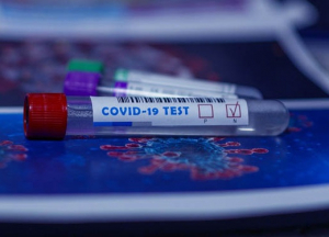 China somete a algunos viajeros a pruebas anales de Covid-19, lo que enfurece a gobiernos extranjeros